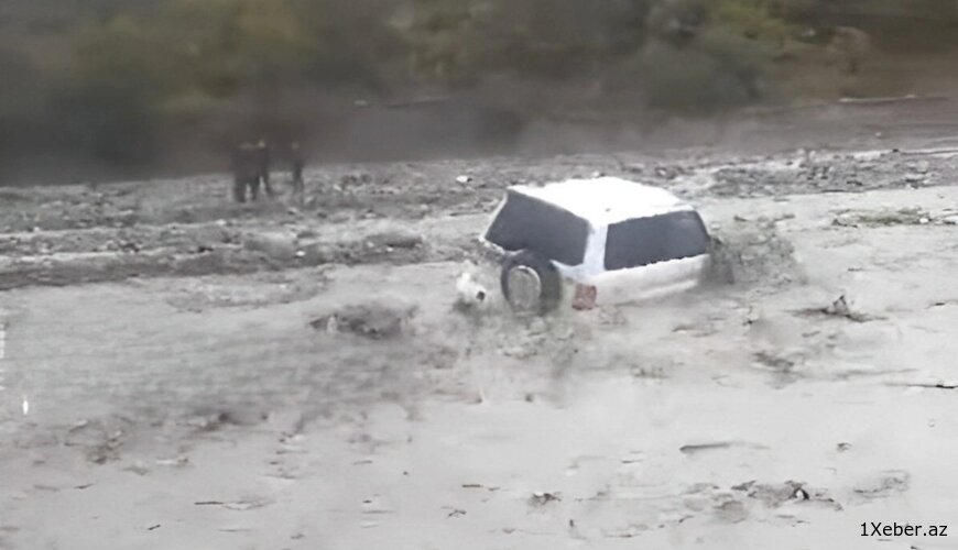 Qubada müəllimləri daşıyan avtomobili sel apardı - Video