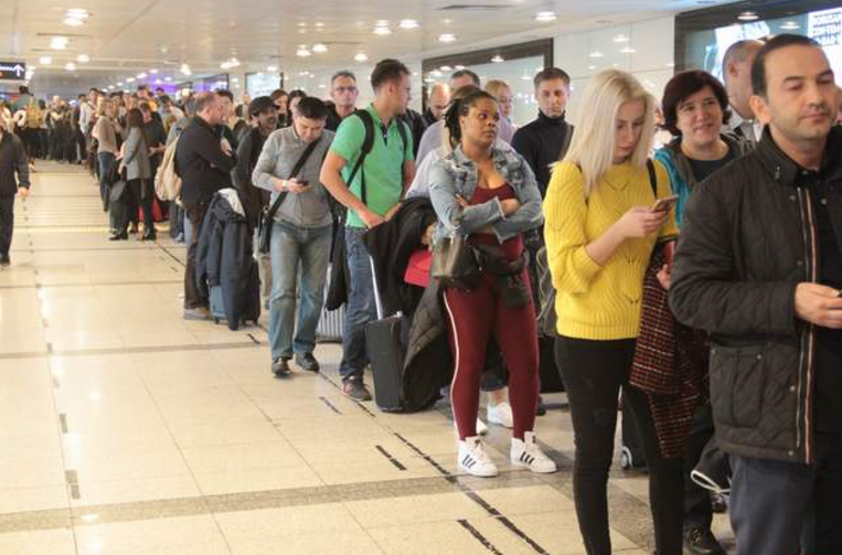 Aeroportda NƏ BAŞ VERİR: Minlərlə insan....