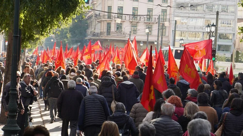 Afinada minlərlə insan NATO əleyhinə mitinq keçirir