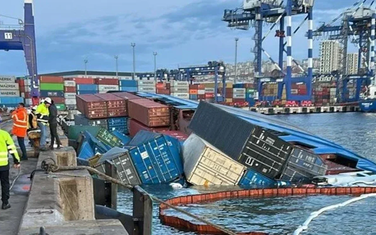 İstanbulda yük gəmisi aşdı