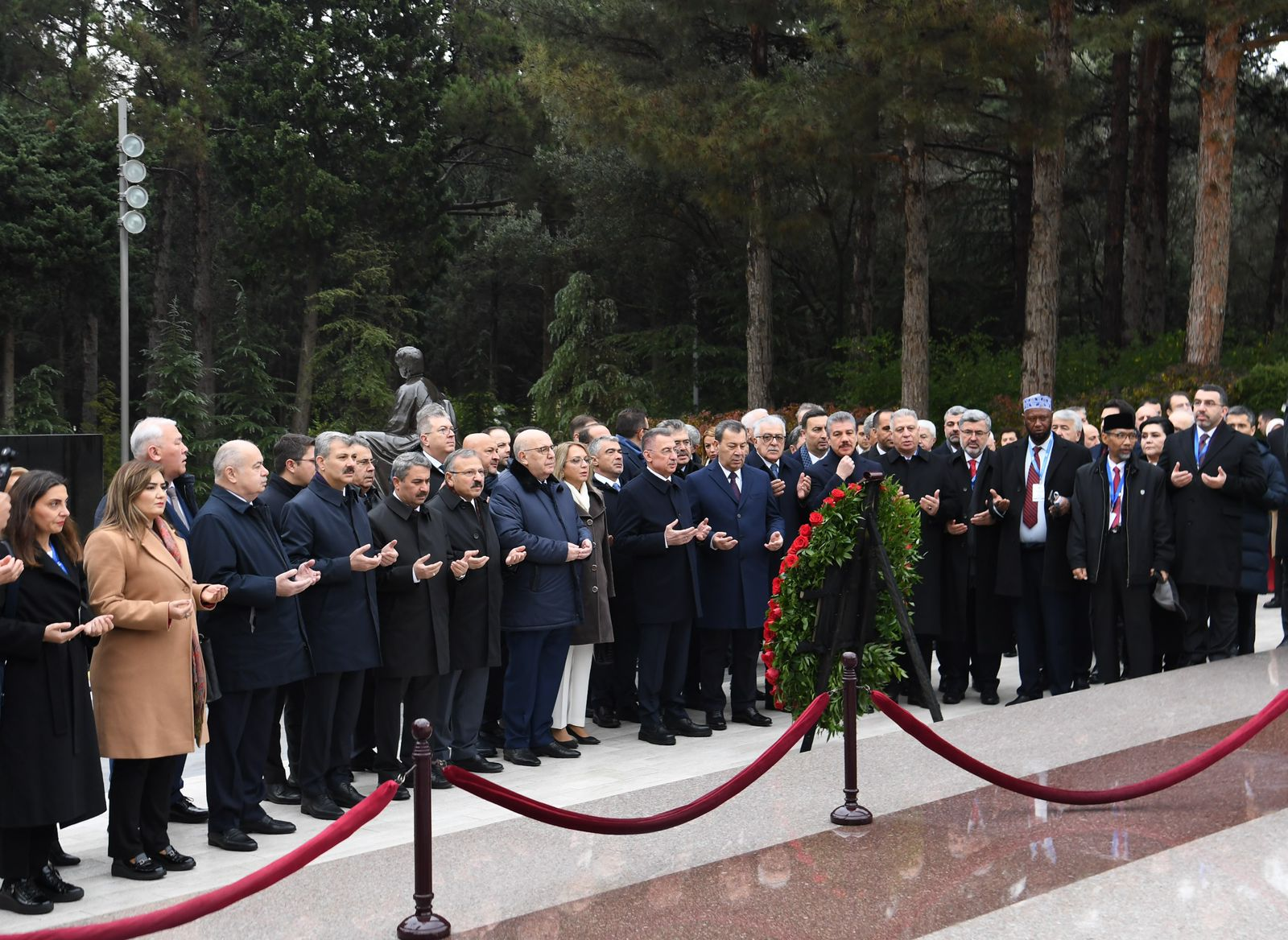 Parlament Konfransının iştirakçıları Fəxri xiyabanda