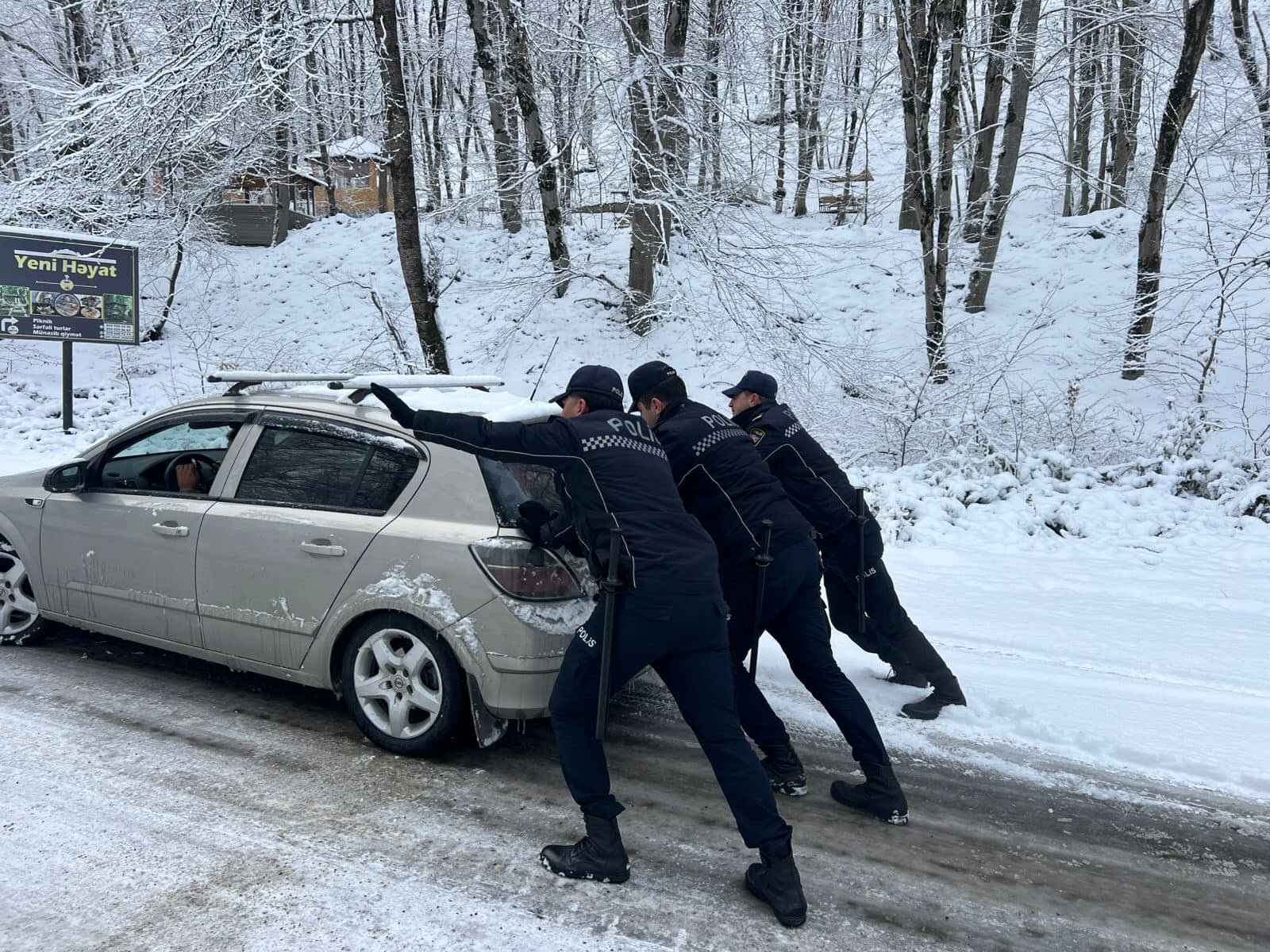 Elşad Hacıyev polis əməkdaşlarının qarlı havada vətəndaşlara yardım görüntülərini paylaşdı