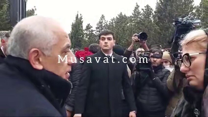 Baş nazir Əli Əsədovun Fəxri xiyabanda kövrəldiyi anlar-VİDEO