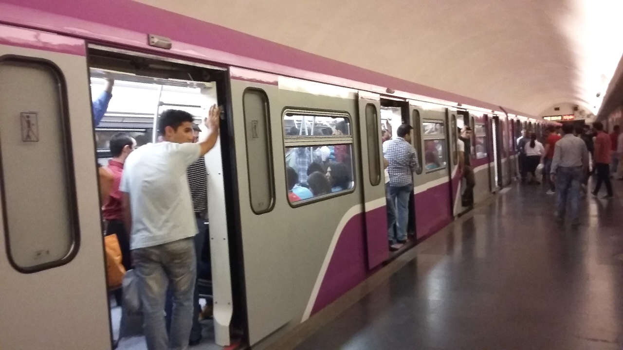 Bakı metrosu yeni il gecəsi saat 2-yə qədər işləyəcək