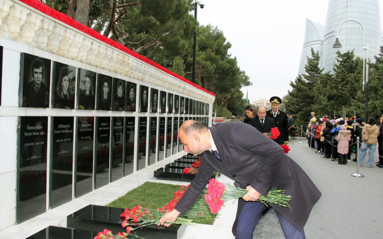 Dövlət Dəniz və Liman Agentliyinin kollektivi Şəhidlər Xiyabanını ziyarət etdi - FOTO