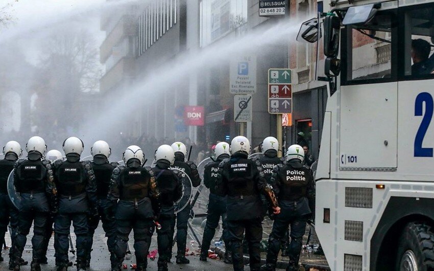 Brüsseldə etiraz aksiyasında dörd polis yaralanıb