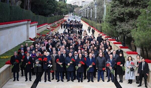 Xarici diplomatlar Şəhidlər xiyabanını ziyarət etdi