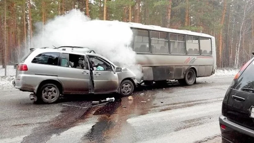 Lökbatanda FACİƏ – Minik maşını avtobusla toqquşdu