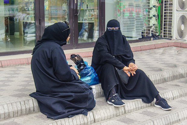 Qırğızıstanda üzü örtən paltar geymək qadağan edilib