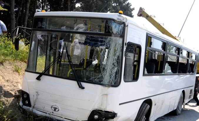 Bakıda sərnişin avtobusu qəzaya uğradı