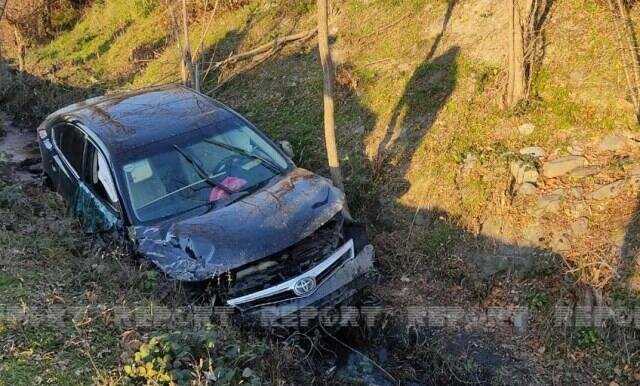 "Toyota" maneəyə çırpıldı: xəsarət alan var