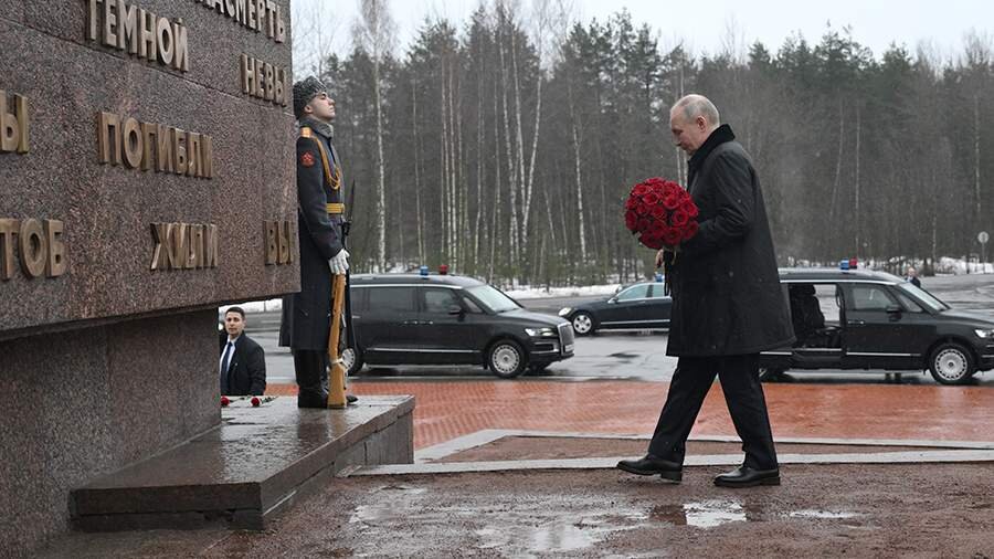 Putin “Sərhəd daşı”na gül dəstəsi qoyub