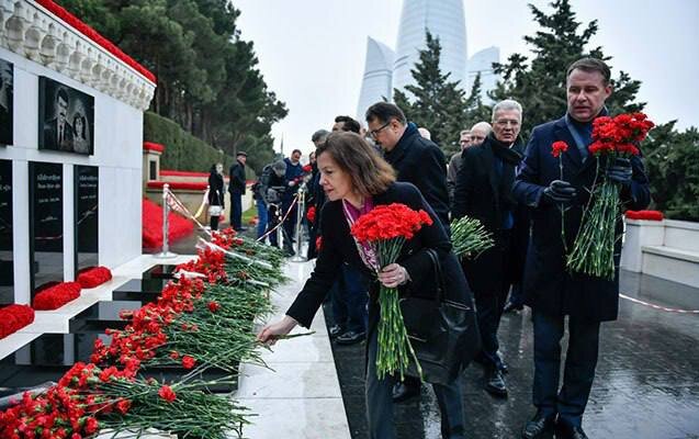 Fransa səfiri Ümumxalq Hüzn Günündə şəhidləri ziyarət etdi