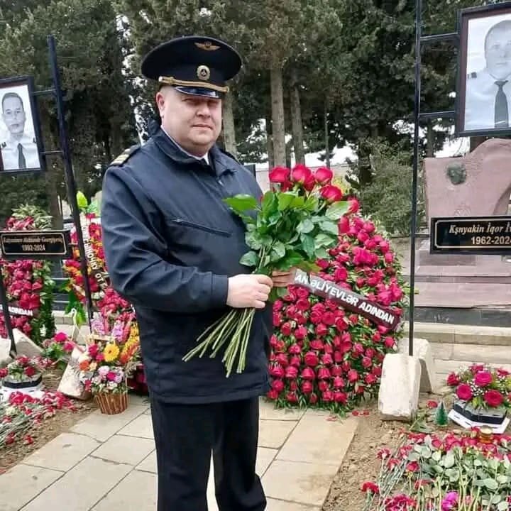 İqor Kşnyakinin pilot oğlu Oleq Fəxri Xiyabanda