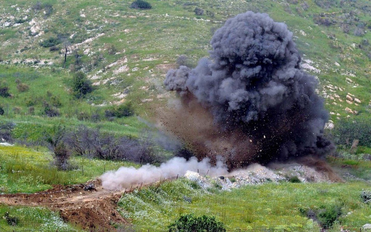 Ağdamda yük maşını minaya düşdü