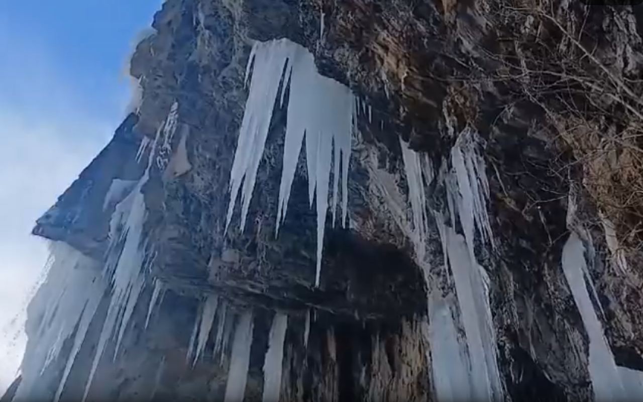 Qaxda şəlalə dondu