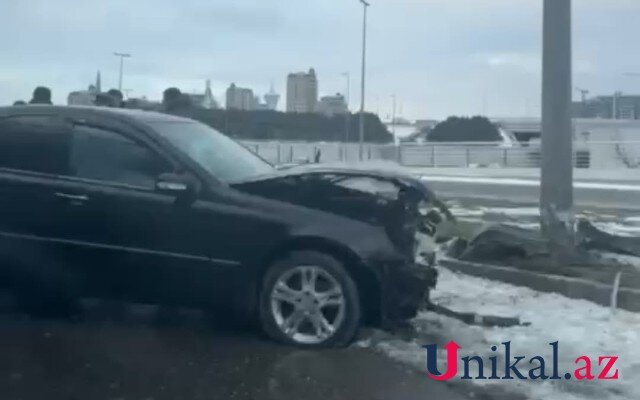 Bakıda "Mercedes" qəza törətdi