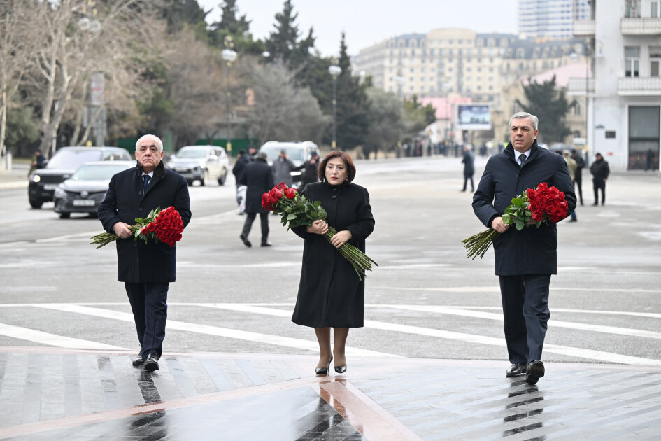 Rəsmilər "Ana harayı" abidəsini ziyarət etdilər - FOTOLAR