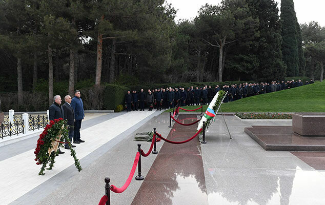 “Azərişıq” əməkdaşları və rəhbərliyi Fəxri və Şəhidlər xiyabanlarını ziyarət etdi