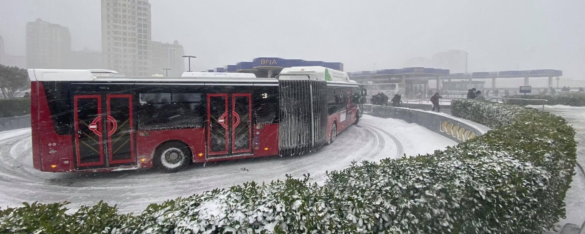 Hava şəraiti ilə əlaqədar avtobusların hərəkətində gecikmələr var