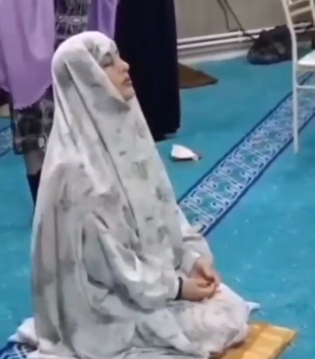 Elza Seyidcahan ibadət edir: Namaz qılarkən görüntüləndi