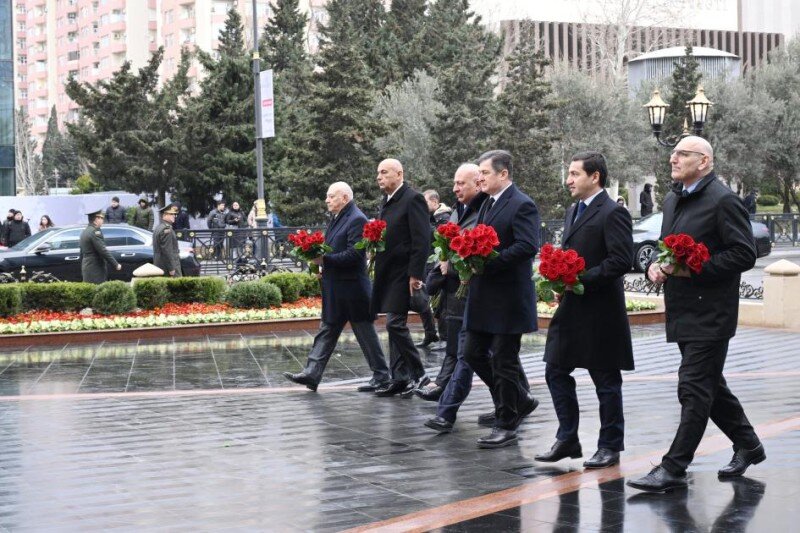 Rəsmilər “Ana harayı”nı ziyarət edir