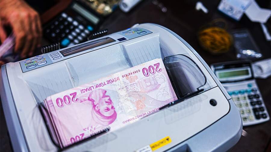 Trampın tarifləri fonunda türk lirəsi dollar qarşısında rekord həddə düşüb