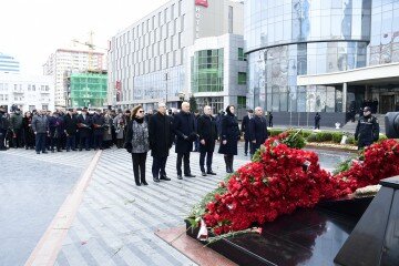 Yeni Azərbaycan Partiyasının nümayəndələri Xocalı soyqırımı abidəsini ziyarət ediblər