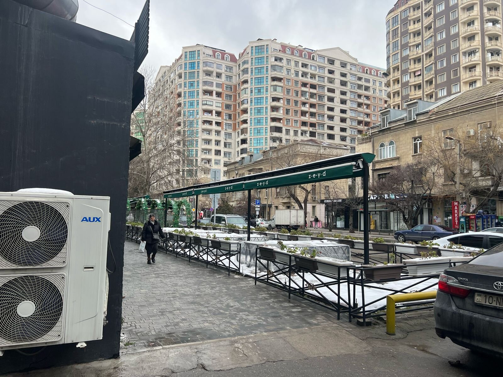 “Zeyd” restoranı Bakının mərkəzində səkini  zəbt edib