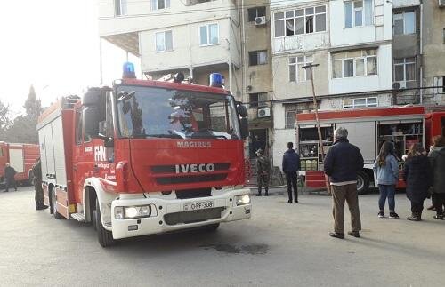 Bakıda beşmərtəbəli binada yanğın başladı