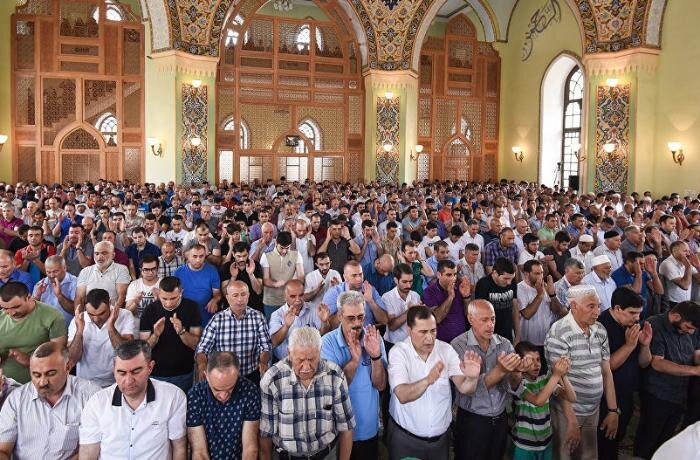Bayram namazı qılındı