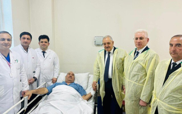 Ağdamın icra başçısı minaya düşən müharibəsi iştirakçısını xəstəxanada ziyarət edib - FOTO