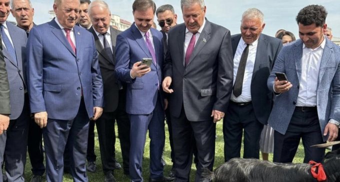 İcra başçısı bacısı oğlu ilə birlikdə xoruz döyüşdürdü