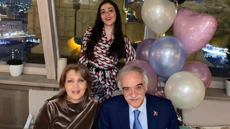 Polad Bülbüloğlu xanımı və qızı ilə birgə