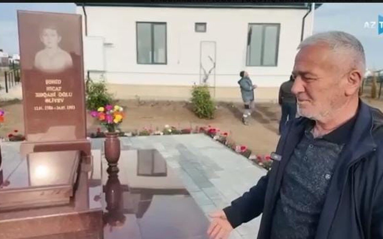Şəhid oğlunu oynadığı alça ağacının dibində dəfn edən atanın dəhşətli hekayəsi (VİDEO)
