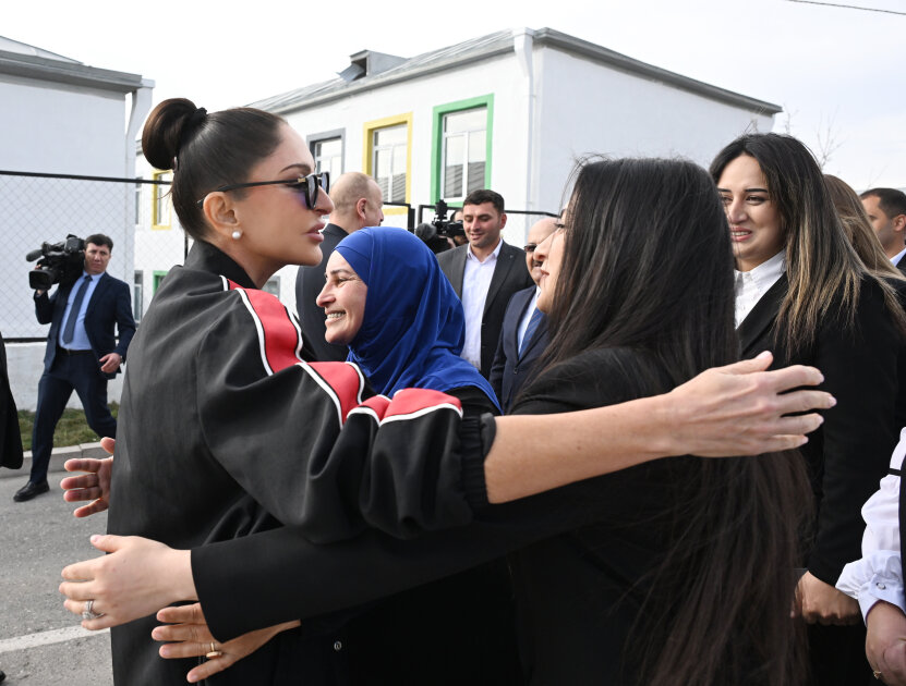 Prezident və xanımının Ağdərədə sakinlərlə səmimi fotoları