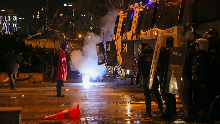 Türkiyədə etiraz aksiyaları ilə bağlı 350-yə yaxın adam həbs edilib