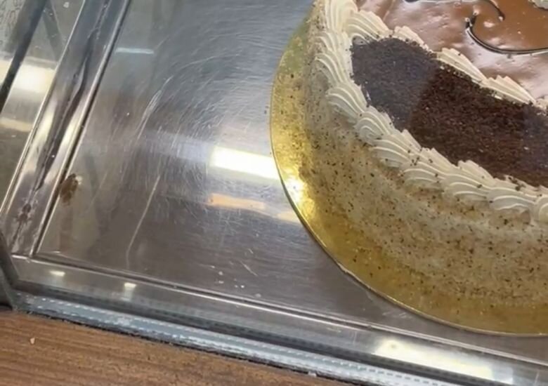 "Azcake"ə məxsus mağazanın vitrinində tarakan gəzişir - VİDEO