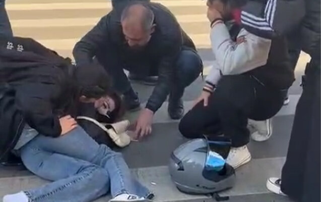 Motosikletlə “BMW” toqquşdu, gənc qız xəsarət aldı - Yenilənib - Video