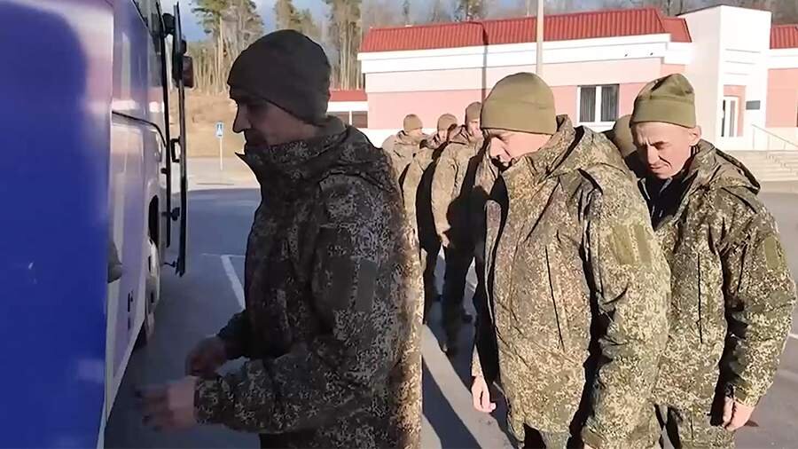 Rusiya əsirlikdən qayıdan əsgərlərinin görüntülərini nümayiş etdirib
