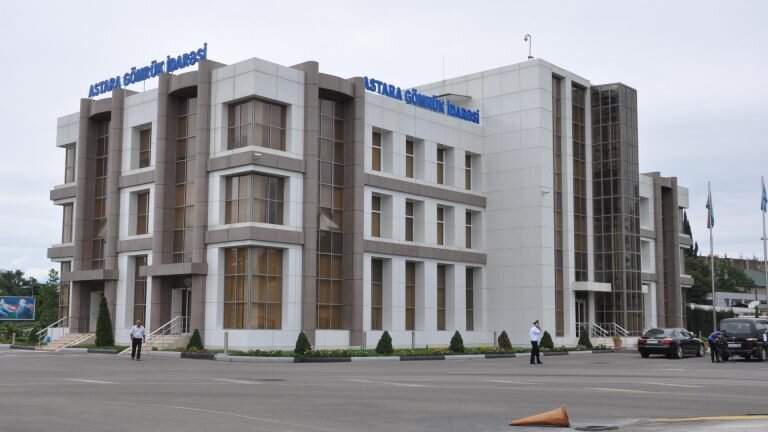 Astara Gömrük idarəsinin vəzifəli şəxsi “Mersedes”lə "avtoşluq" edir