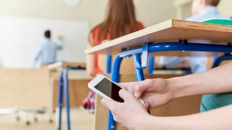 Məktəblərdə smartfon istifadəsi qadağan edildi