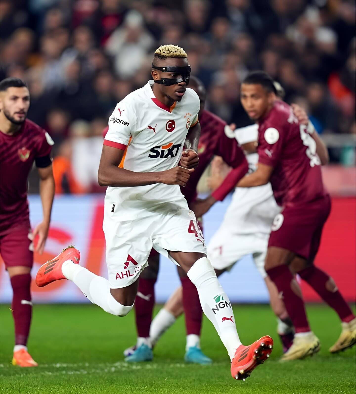 "Arsenal" Viktor Osimhenin transferi üçün "Mançester Yunayted"lə mübarizə aparacaq