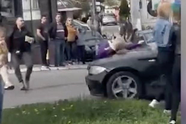 Serbiyada avtomobili nümayişçilərin üzərinə sürdülər