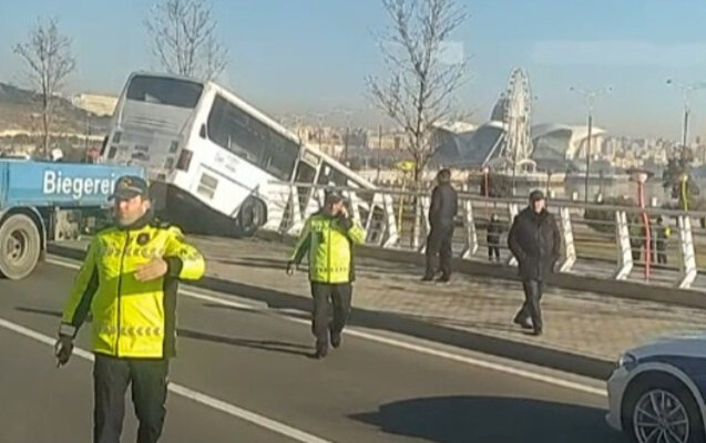 Sürücüsü olmayan avtobus yoldan çıxıb bulvara girdi - Yenilənib-Video