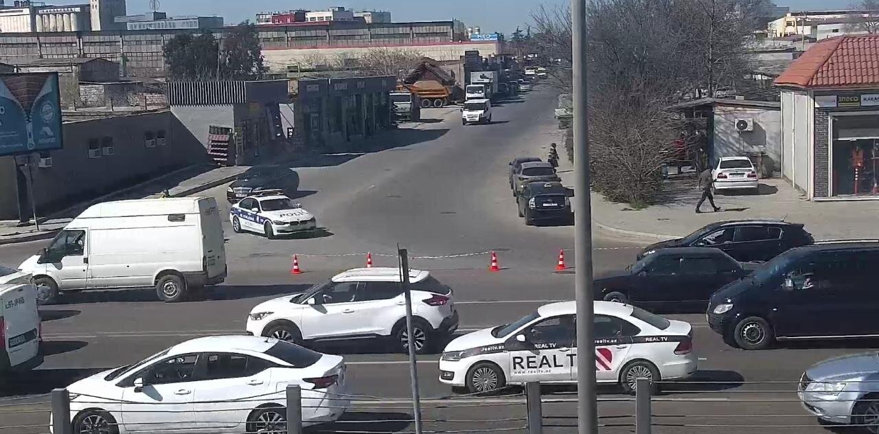 Yük maşını aşdı,yolda tıxac yarandı