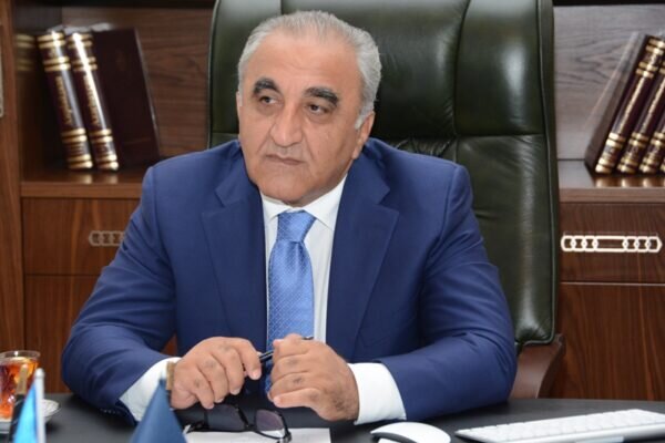 Rektor diplom vermədiyi məzunlardan yayınır-İDDİA