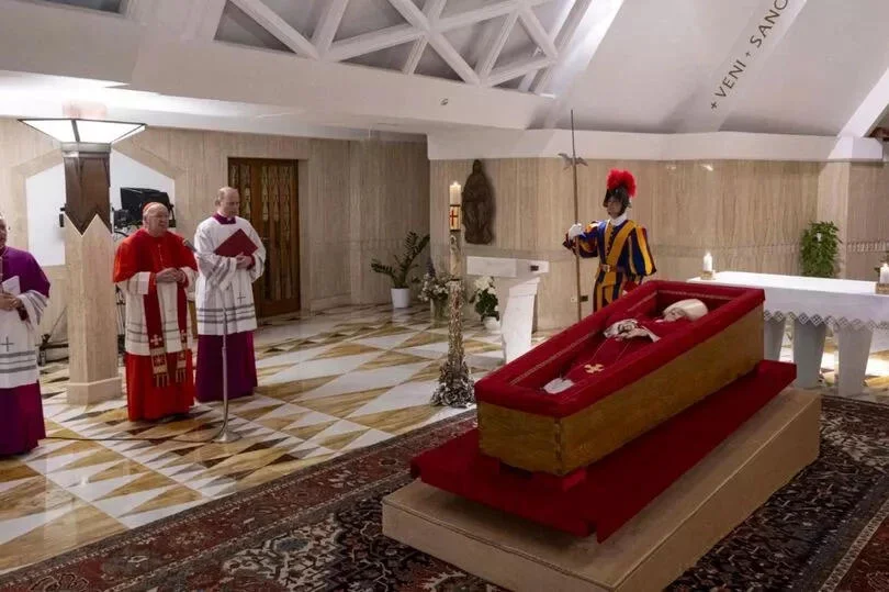 Papanın tabutunun altına Azərbaycan xalçası sərilib