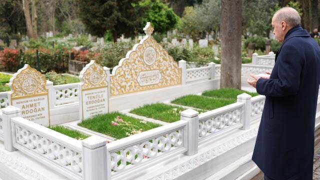 Ərdoğan ata-anasının məzarı üstündə