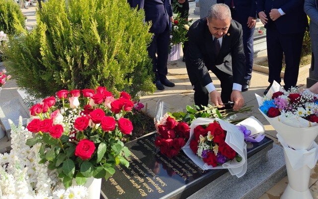 YAP Nəsimi rayon təşkilatının sədri şəhidin məzarını ziyarət etdi - FOTOLAR